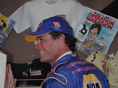 Michael Waltrip signing autographs, Phoenix Intl Raceway, 2004-11-05
