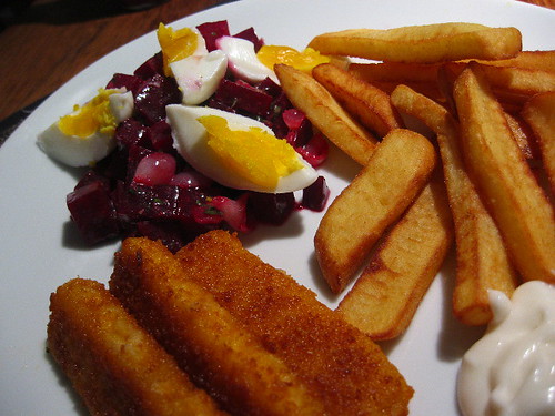 Fish fingers, belgian fries, red beet salad