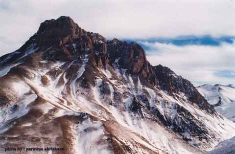 نام کوه و ارتفاع آن :آزاد کوه (4395 متر) /// زاویه :جبهه شمالی (دیواره) /// موقعیت جغرافیایی :جاده چالوس _ گچسر _ وارنگه رود (غرب البرز مرکزی) ـ 